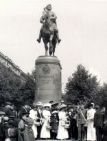 Александровский бульвар, памятник Петру Первому